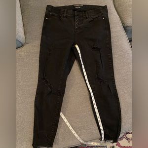 Shy High skinny Premium Stretch. Distressed with raw hem detail